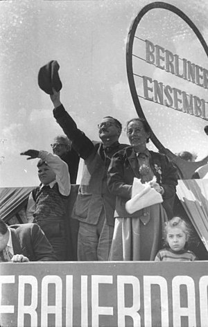 Bundesarchiv Bild 183-24300-0049, Bertolt Brecht und Helene Weigel am 1. Mai.jpg